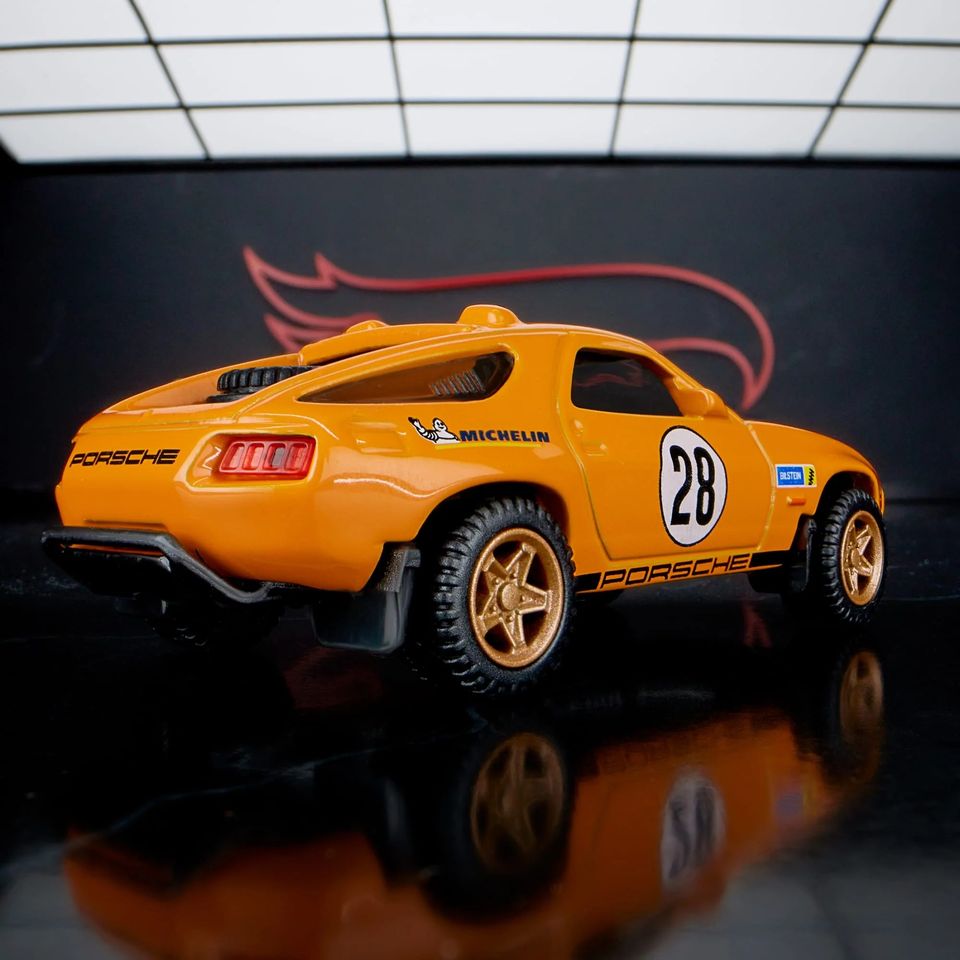 Hot Wheels Collectors Elite 64 Porsche 928 Safari